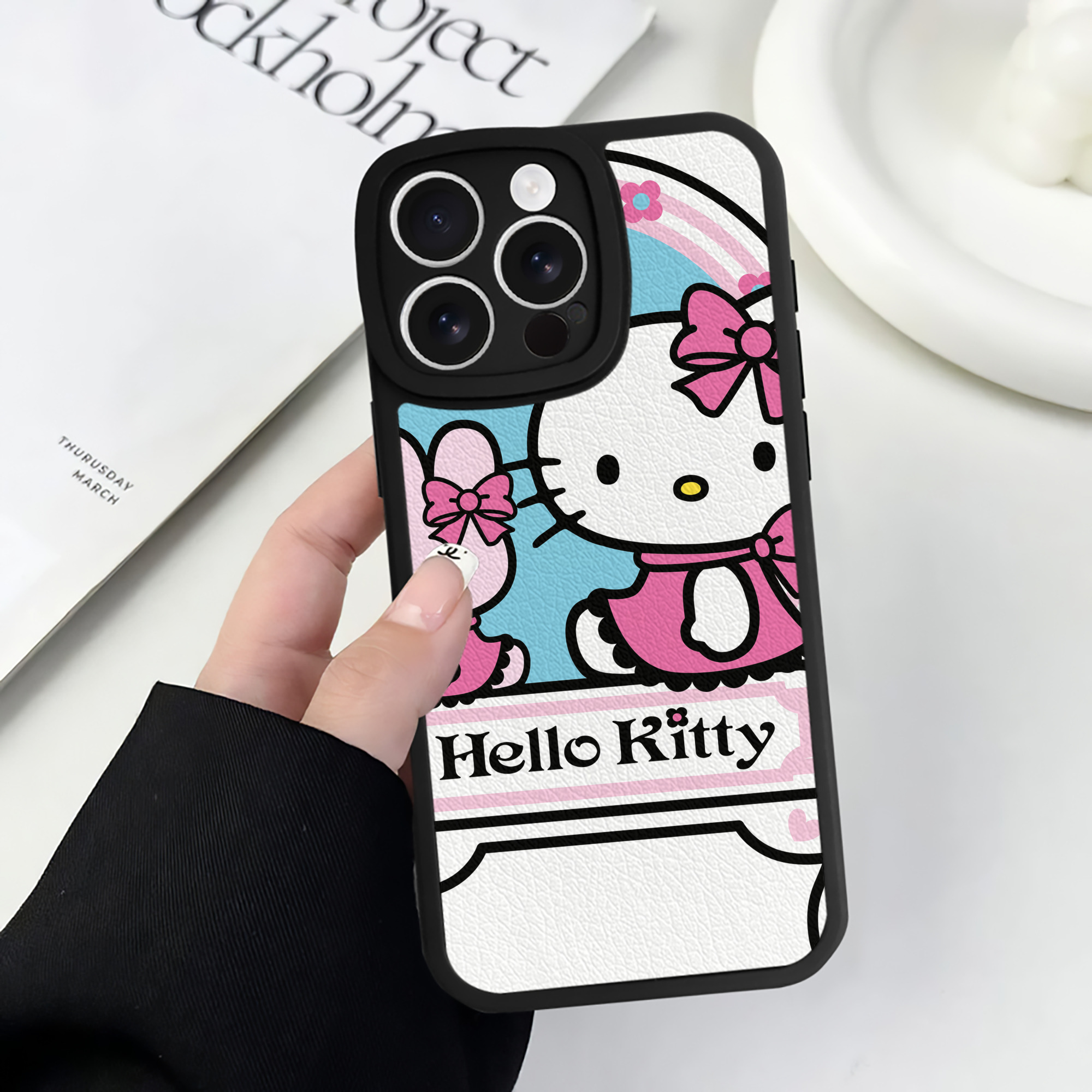 （画像用） Hello Kitty ハローキティ 【iPhone 16シリーズ対応】シリコンスマホケース（レザー調） 材質：シリコン